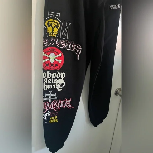 NEW Medium VETEMENTS BLACK graphic metal patch sweatpants joggers